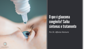 Close de um colírio sendo pingado em um olho azul de uma criança branca.