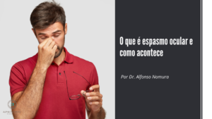 homem com óculos em uma mão e a outra elevada na altura dos olhos, demonstrando incômodo causado por espasmo ocular